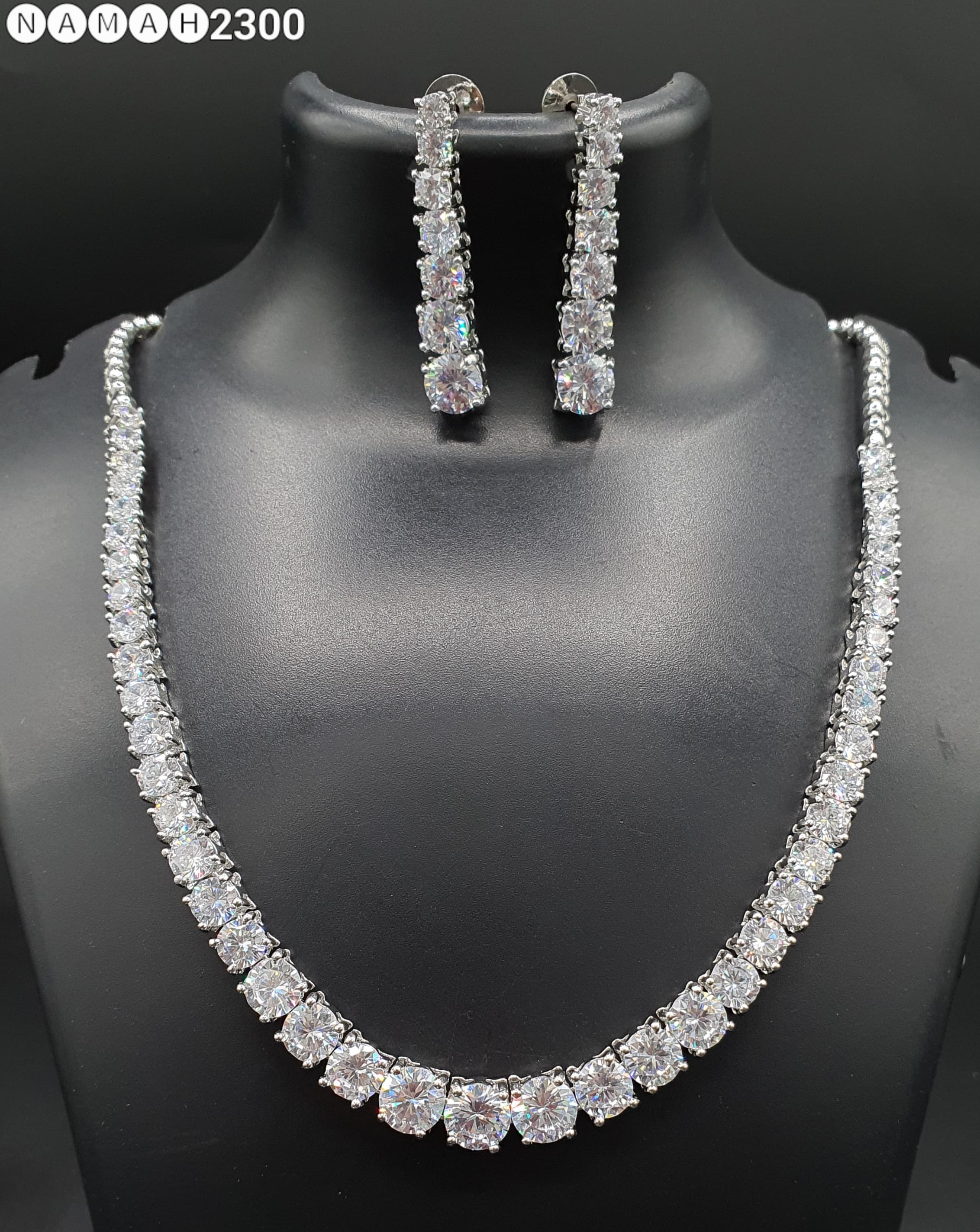 Single line solitaire necklace