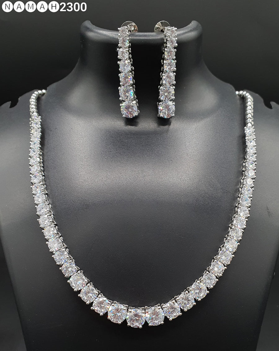 Single line solitaire necklace