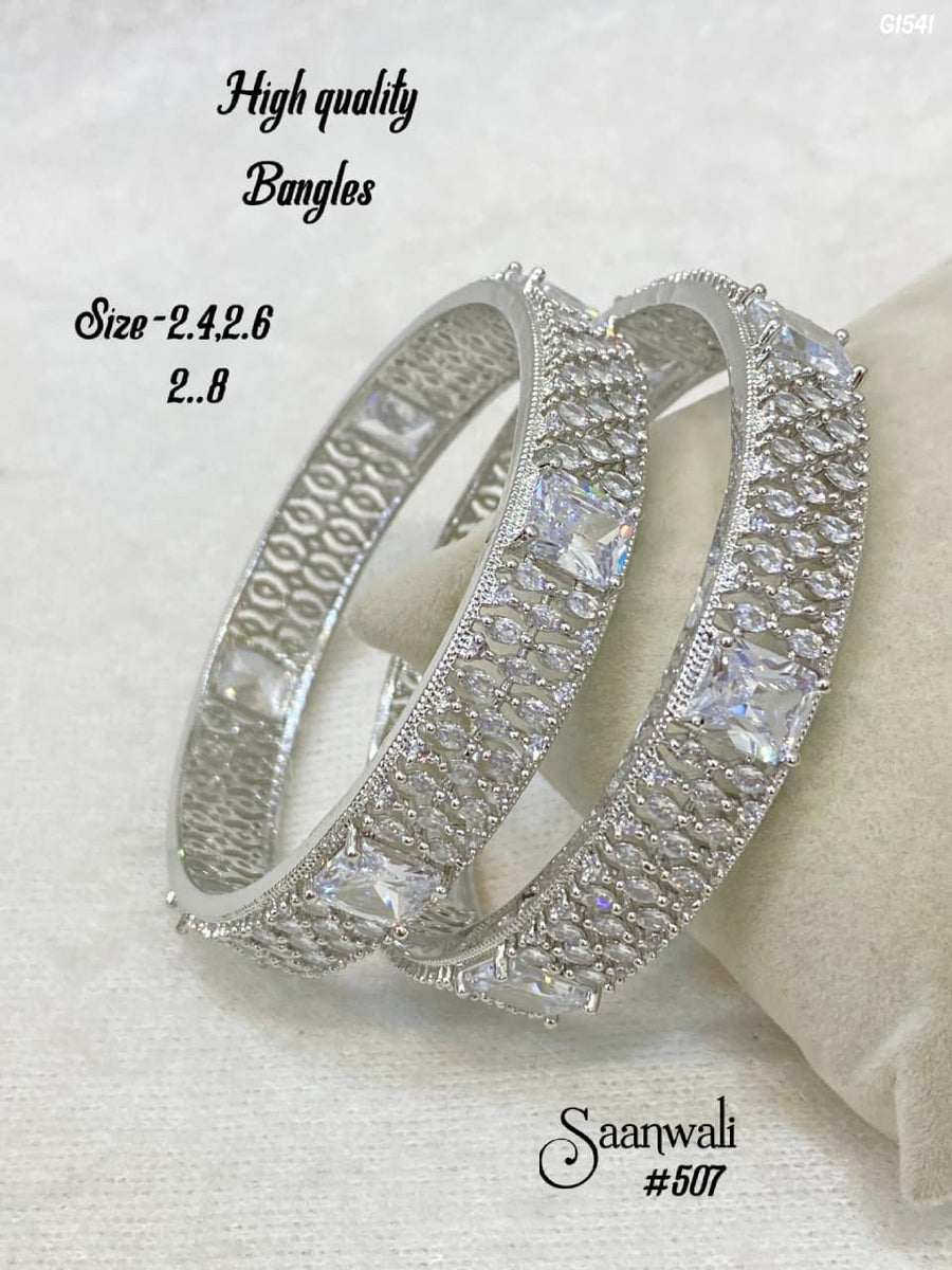 Wide bangle